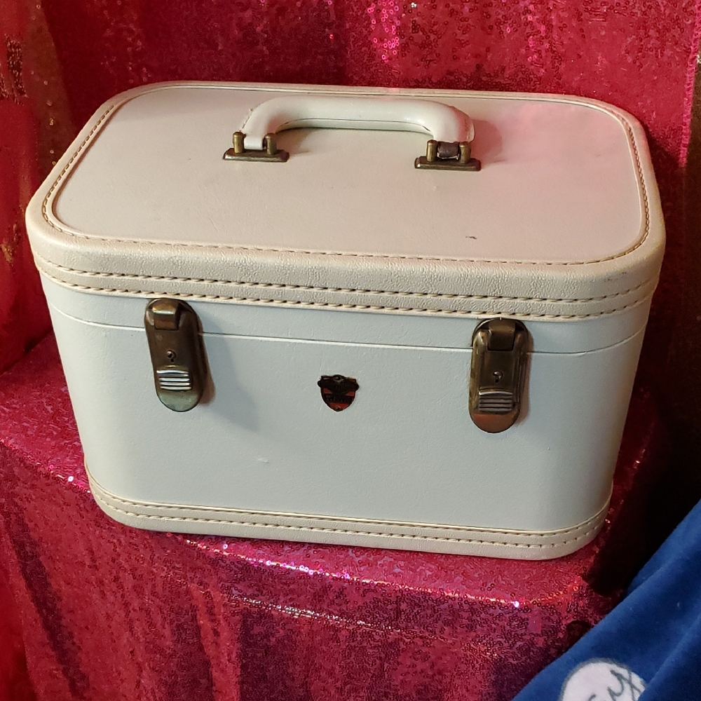 Elegant White Makeup Case